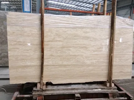 تصویر 3 از سنگ تراورتن حاجی آباد با سطح صیقلی و بافت صاف برای زیبایی بیشتر